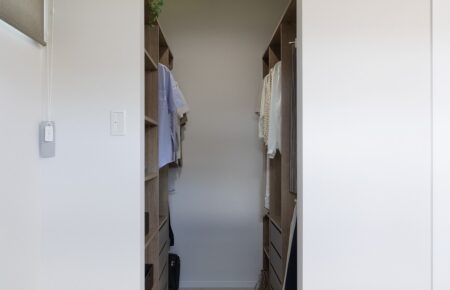 WIC:寝室と繋がるWIC。<br />
左右でご夫婦それぞれの衣類やアクセサリーを収納・管理できます。