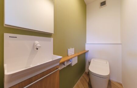 2階トイレ:明るく、爽やかな印象のトイレ空間。<br />
手洗いも設置し、使い勝手の良い2階トイレです。