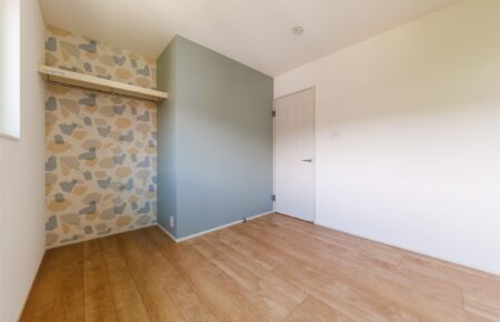 洋室③:さっきの部屋と少しアクセントクロスを変えた、お施主様の遊び心が光る空間。