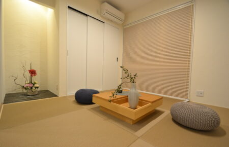 ダウンライトのおしゃれな和室です。クローゼットと床の間があります。