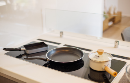 キッチン:夫婦2人並んでゆったり料理ができるトリプルワイドIH。<br />
3口のコンロが横一列に並んでいるので、フライパン・鍋などがぶつからず同時調理がスムーズ。<br />
夫婦2人が並んでもゆったり使えます。<br />
忙しい朝ごはんや夕食準備の時短にぴったりです。