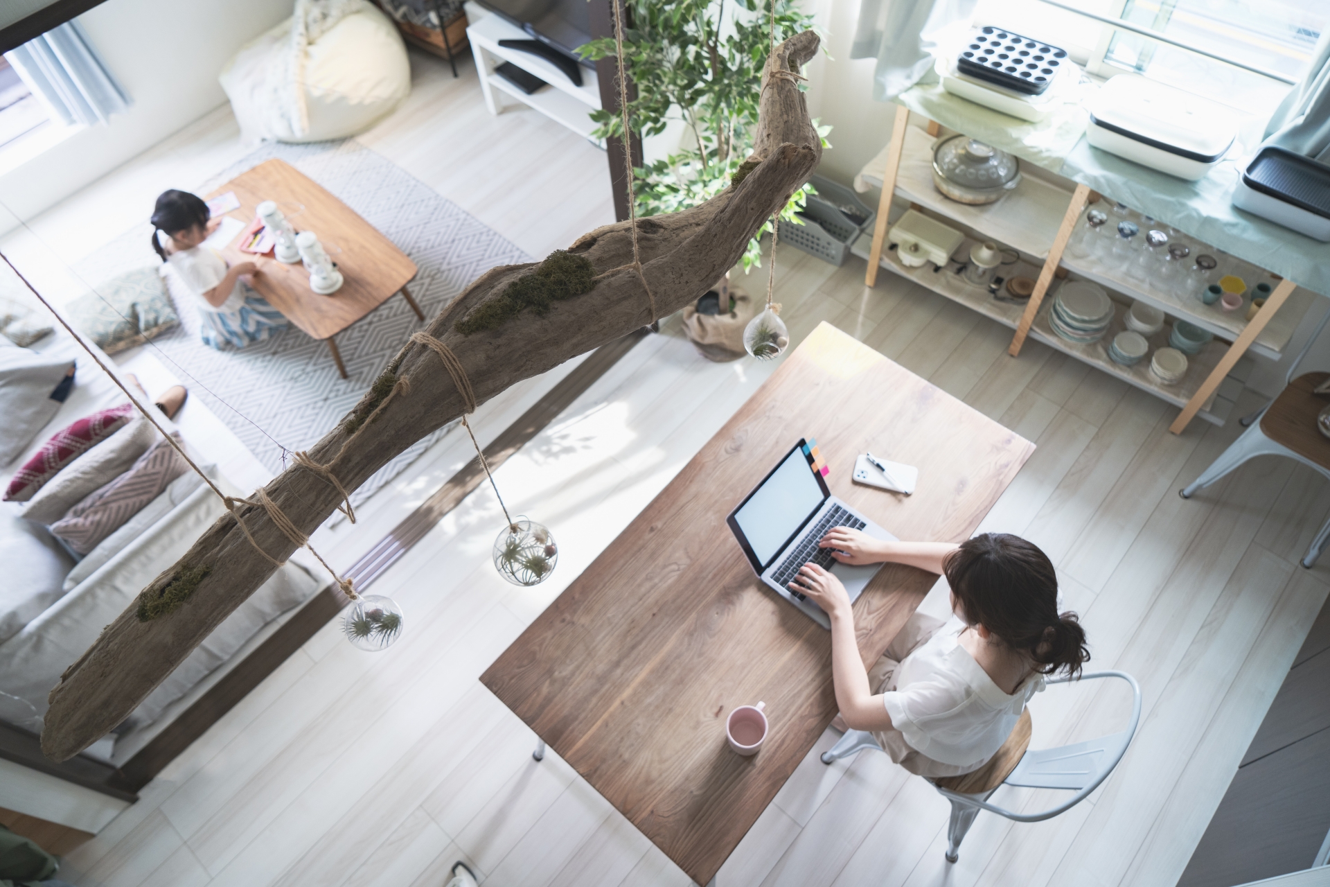 子どもを見守る