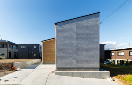 外観:外壁材にはケイミューの「光セラ」を使用。<br />
汚れを分解し、雨で洗い流すセルフクリーニング機能が特徴の外壁材です。<br />
時間が経っても汚れが付きにくく、きれいな外観を保つことができます。