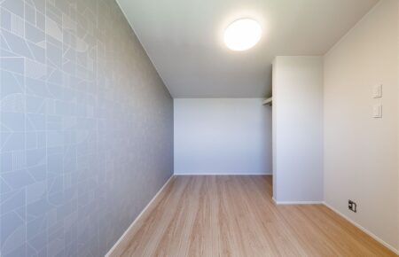 ２階洋室②:２階どちらの洋室も<br />
ポール付きのオープン棚を設けています。<br />
あえて扉を無くすことで<br />
物の出し入れしやすく、お掃除もラクになります。