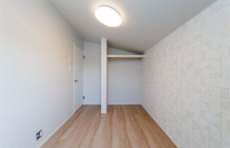 ２階洋室①:アクセントクロスがかわいい２階の洋室①<br />
勾配天井を活かすことで、コンパクトながら圧迫感を感じにくい空間になっています。<br />
