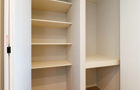 2階物入:階段を上がった先には、家族分の荷物をたっぷり収納できる収納スペースを設けました。<br />
<br />
普段使用しないスーツケースやゴルフバックなどのかさばる物も収納が可能。<br />
