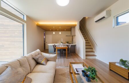 LDK:従来の木造住宅では難しい、<br />
<br />
“木造×鉄骨”の強みを活かしたパナソニックの耐震住宅工法「テクノストラクチャー」で<br />
天井高2.8m＋壁・柱のない4.5ｍの大開口のリビング空間。<br />
【耐震等級最高ランクの3】と快適な【広さ】を両立。<br />
<br />
ひろびろとしたリビングで家族みんなが安全＋ゆったり快適にくつろげます。