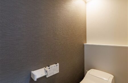 トイレ:設備にはパナソニックの「アラウーノ」を採用。<br />
流すたびに泡と水流でしっかり洗浄してくれる【自動洗浄機能】と<br />
汚れがつきにくい【スゴピカ素材】でお掃除の手間を軽減してくれます。<br />
