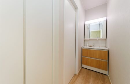 洗面:脱衣室と洗面台を分けることで、家族が入浴中でも洗面台を気兼ねなく使える間取りに。<br />
<br />
主寝室の前にあるので<br />
朝の身支度がスムーズになり、使いやすい動線です。