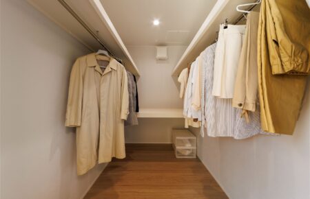 ウォークインクローゼット:主寝室の奥には、ウォークインクローゼットを設けました。<br />
寝室からそのまま出入りできるので、朝の着替えや身支度もスムーズ。<br />
<br />
クローゼットの奥に中段を設けることで毛布等の季節物寝具も収納<br />
できるつくりとなっております。