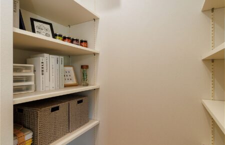 パントリー:キッチンのすぐ横には、食品や日用品をたっぷり収納できるパントリー。<br />
買い物から帰ったあと、キッチンを通ってそのままパントリーへ収納できる家事ラク動線になっています。