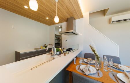 キッチン:たっぷりの収納と作業がしやすい奥行933㎜のカウンターが魅力のキッチン。<br />
<br />
シンクはパナソニック独自の『ラクするーシンク』を採用。<br />
はっ水・はつ油成分を配合したスゴピカ素材を使用しているので<br />
水アカや調味料などの日常的な汚れも洗剤を使わずに水を含ませたスポンジやふきんで<br />
キレイに落とせます。<br />
