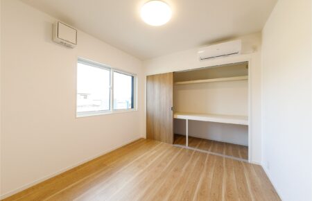 玄関近くの洋室:壁一面のゆとりある収納力。<br />
大きな布団や季節の物もすっきりと◎