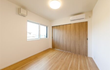 玄関近くの洋室:穏やかな光が差し込む、5.4帖の洋室。